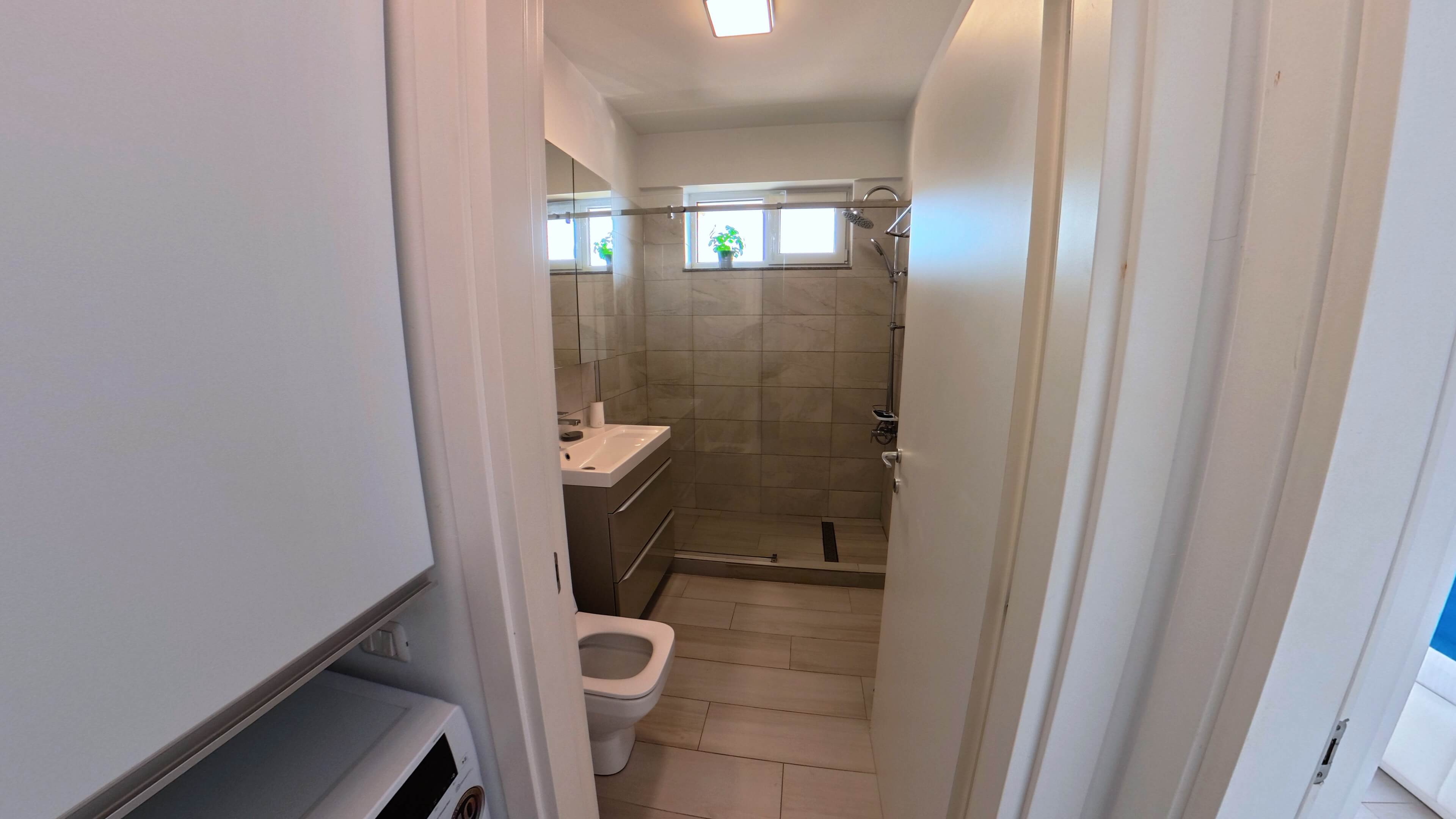 Baie modernă apartament Mamaia Nord