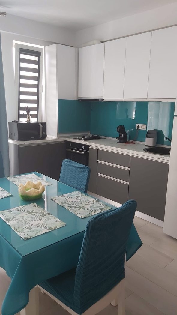 Bucătărie modernă cu mobilă turcoaz și aparatură completă